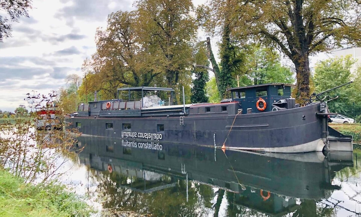 Nouvelle Ville Boat Rental | Barge-Apartment-Ensuite-Canal view
