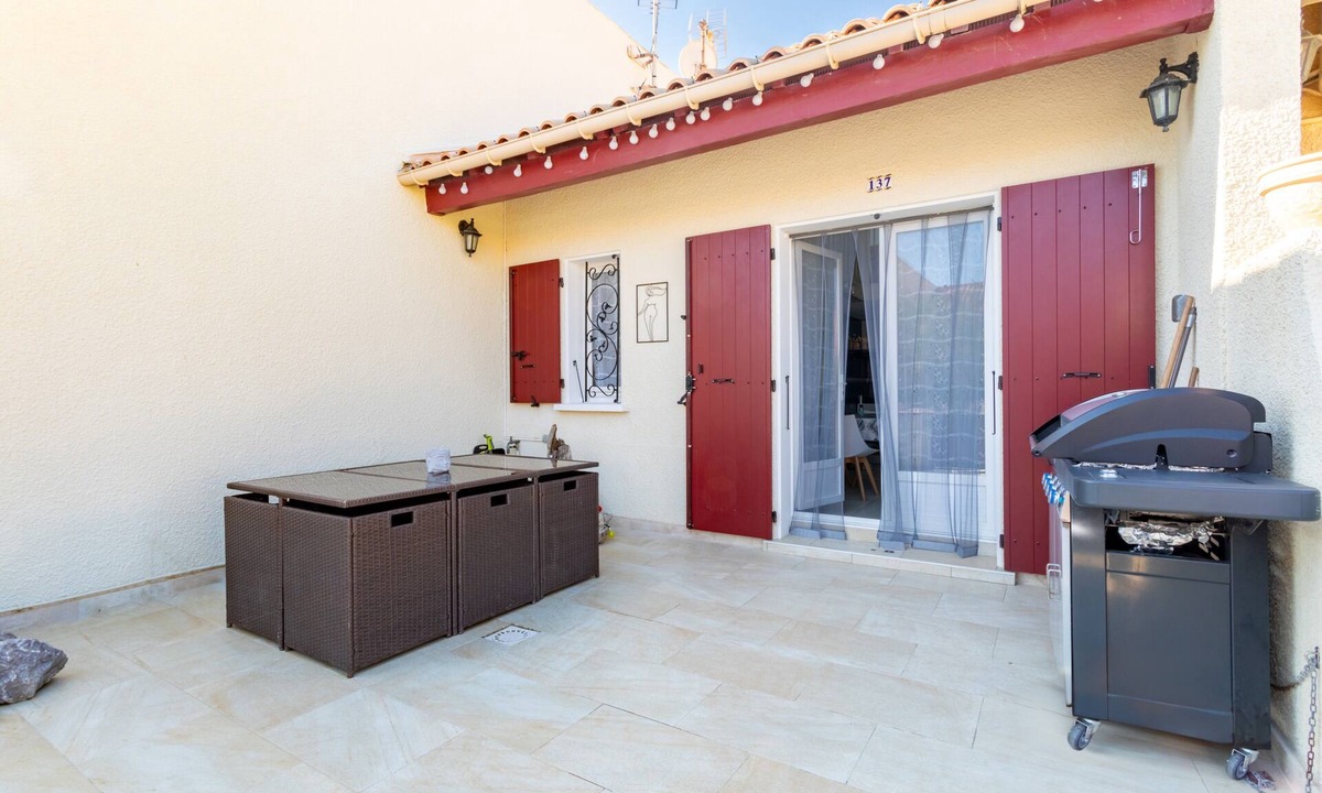 Leucate House | Holiday Home 'Résidence Naturiste Eden' with Sea View, Private Terrace and Wi-Fi
