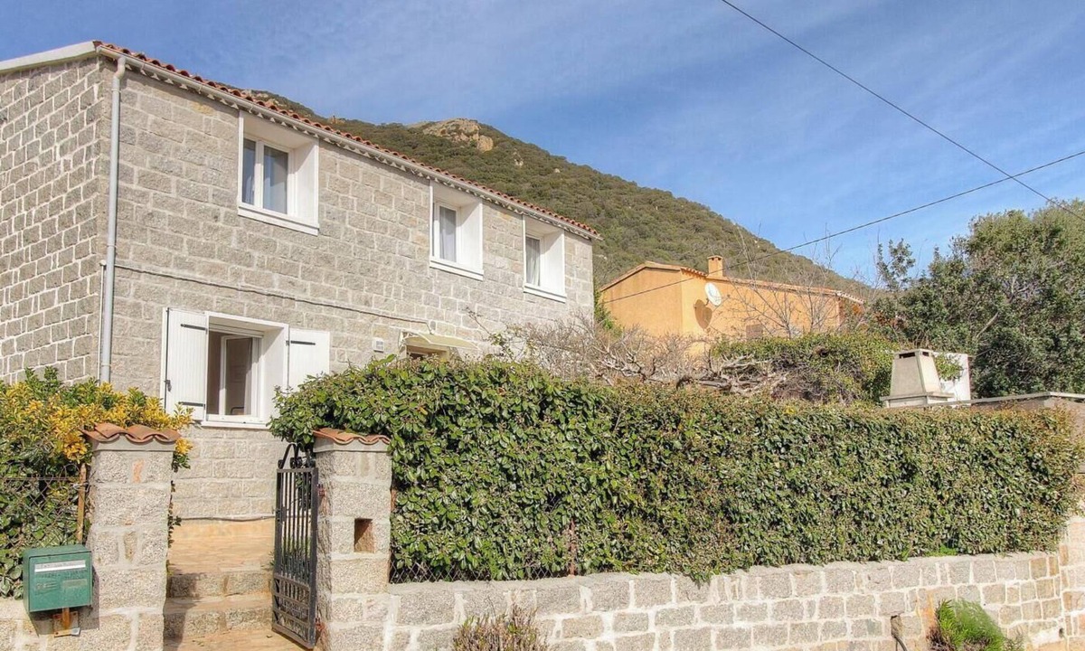 Monacia-d'Aullene House | Stay in the heart of an authentic village, just a few kilometers from the beaches.