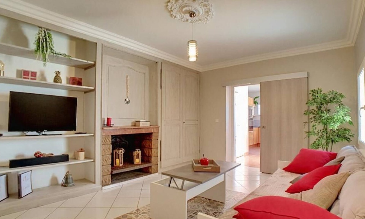 Pierre-Benite Apartment | Stop at M Cozy! Quality Comfort Simplicity!