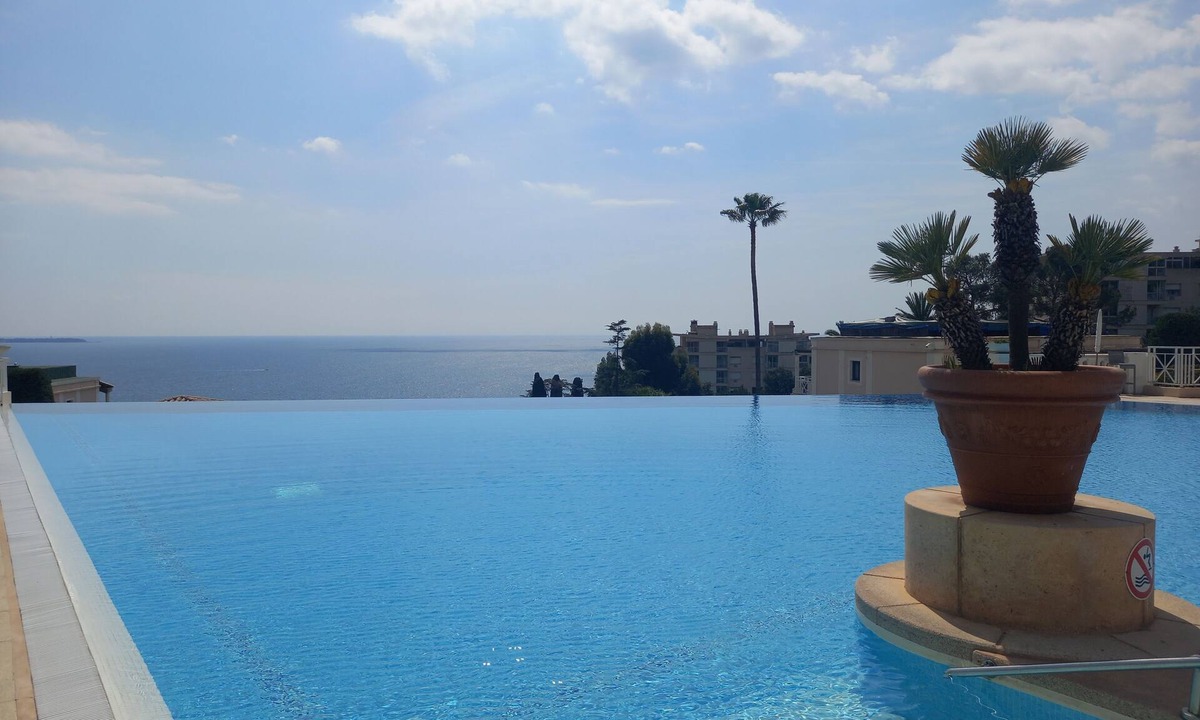 La Croix des Gardes Apartment | Superb 2/3-room apartment with terrace and pool. View of boats and islands.