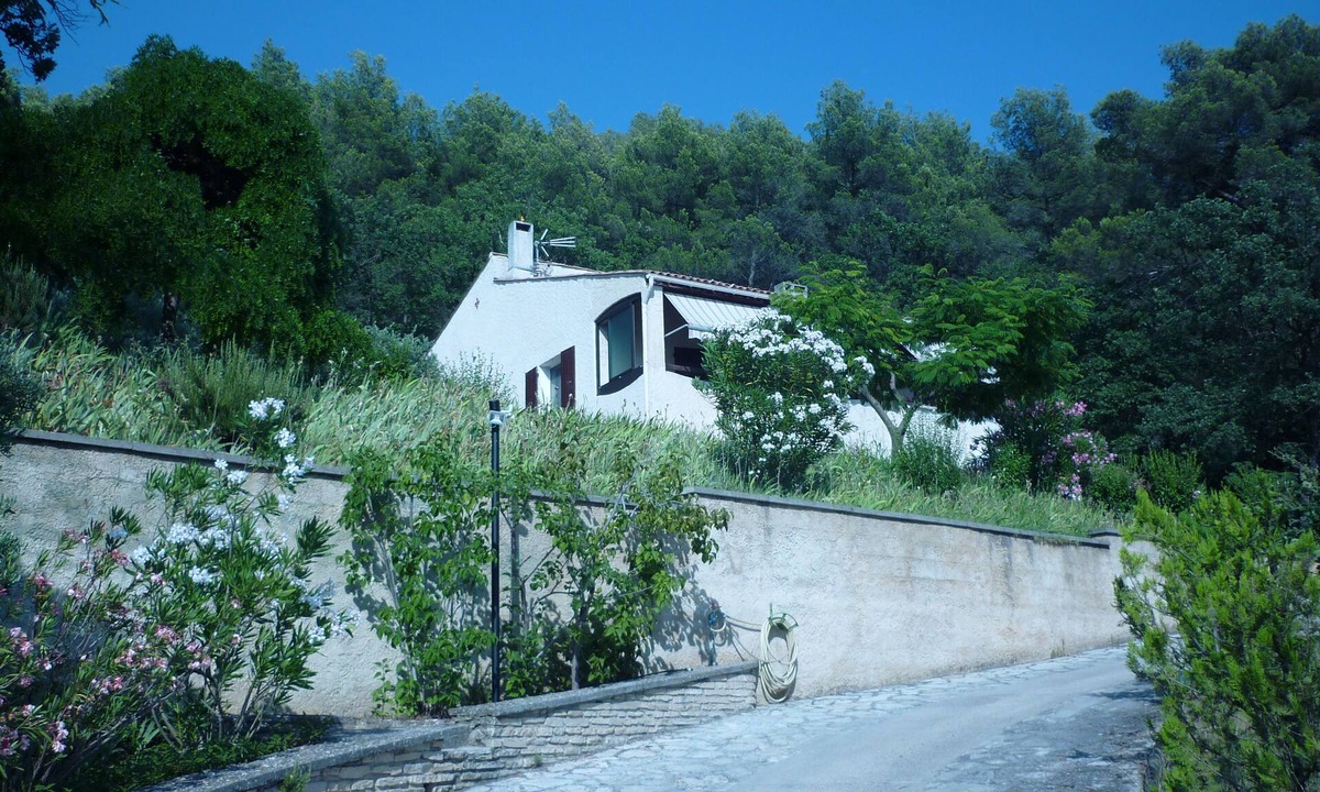 Cadenet Apartment | Villa on a hillside on a slope of the Luberon