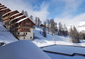 200m from shops, 4th floor, swimming pool, balcony, parking, tv, ski locker, 32m², Vars