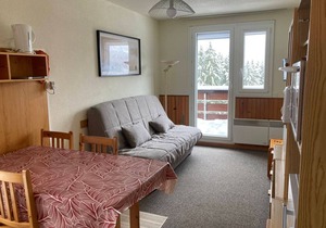 Cozy Studio with Balcony, Near Slopes and Shops, Ski-in/Ski-out Access