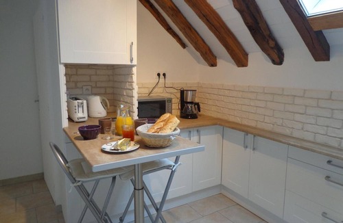 Les Riceys Apartment | Apartment 'Gîte De La Petite Croix Blanche' with Wi-Fi