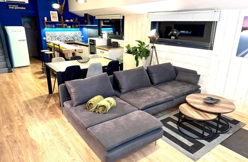 Nouvelle Ville Boat Rental | Barge-Apartment-Ensuite-Canal view