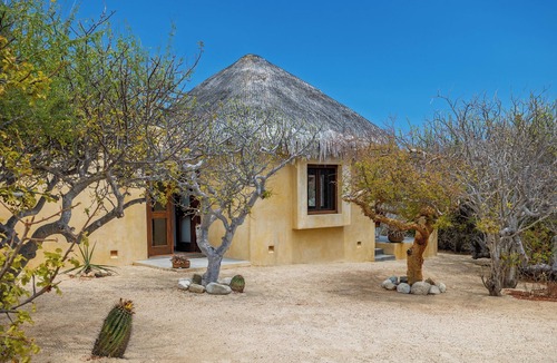 El Cardonal House | Beachfront home with private pool and pickleball court