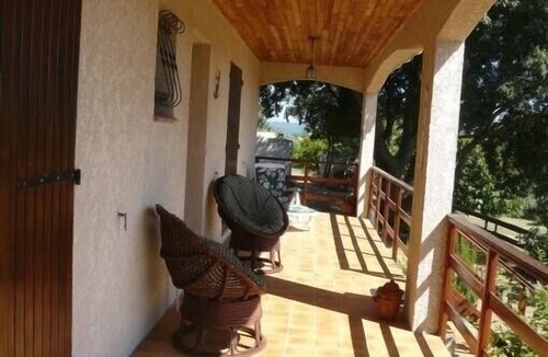 Beaucaire House | BEAUCAIRE Recent house surrounded by nature