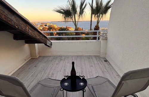 La Croix des Gardes Apartment | Cannes SeaView: Infinity Pool, Tennis, 2 Terraces, Bathtub & 10m to Palais + AC