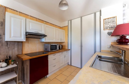 Tarascon House | Holiday Home 'Maison De Vacances Provence' with Private Terrace, Private Garden and Wi-Fi