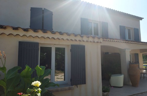 Entraigues-sur-la-Sorgue House | Independent studio with courtyard and parking
