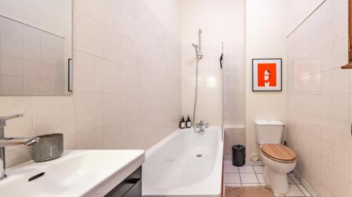 Faubourg North Apartment | Le Darcy d'Hugo Train station 2 minutes away