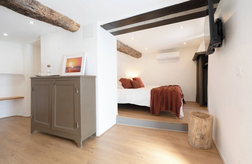 Le Collet House | Mas Osmeea - MIMOSA Suite. On the 1st floor of a wing of the farmhouse, privacy preserved.