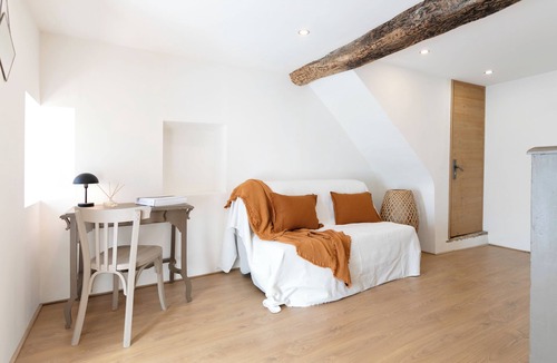 Le Collet House | Mas Osmeea - MIMOSA Suite. On the 1st floor of a wing of the farmhouse, privacy preserved.