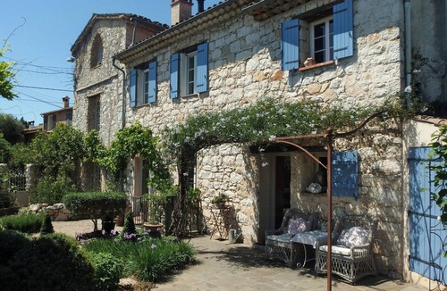 Roquefort-les-Pins Apartment | Romantic apartment in historic Provence house
