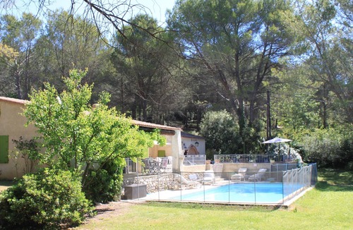 Ventabren Villa | Single storey villa in large park with swimming pool