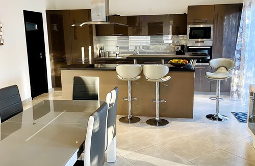 Le Puy-Sainte-Reparade Villa | Spacious, modern, light-filled villa