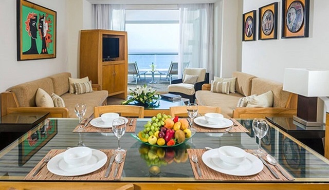 2 Bdrm Suite w/Kitchenette on the Beach in Acapulco