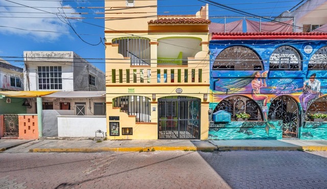 4 private apts w/pool and rooftop outdoor soaking tub