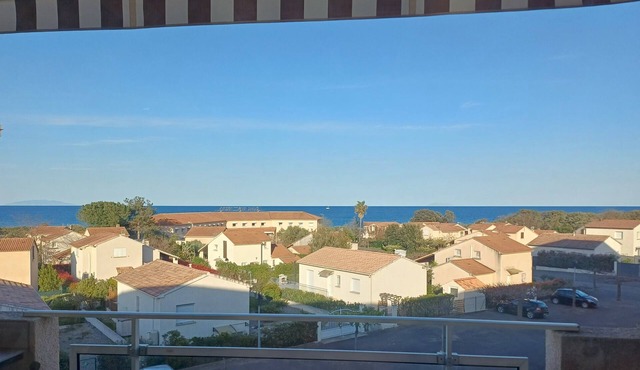 Apartment between sea and mountains - Direct beach access + swimming pool