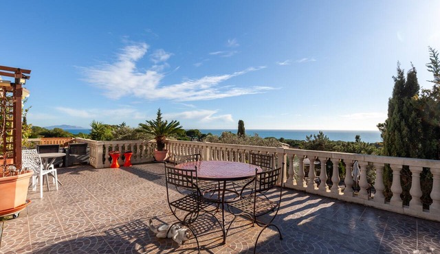 Apartment “Gîte Entre Mer Et Jardin Ei Riazi” with Sea View, Wi-Fi, and Air Conditioning