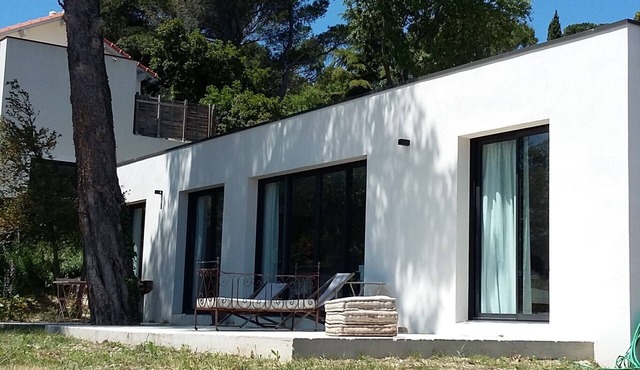 Avignon, FR (84000), contemporary villa on the heights of Avignon, Les Angles