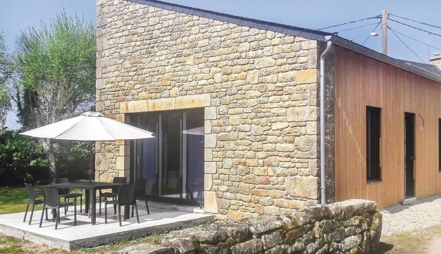 Beautiful home in Erdeven with WiFi