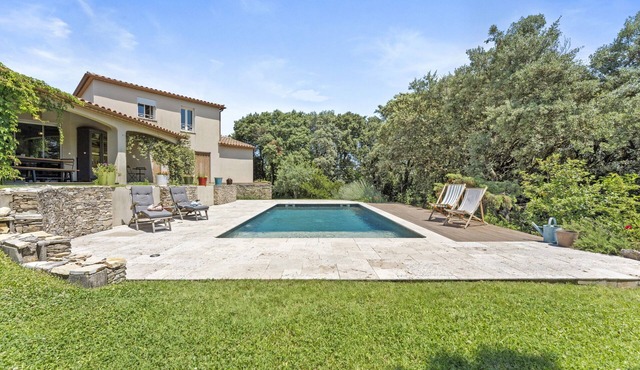 Bed and Breakfast 'Nimes' with Shared Pool, Shared Terrace and Wi-Fi