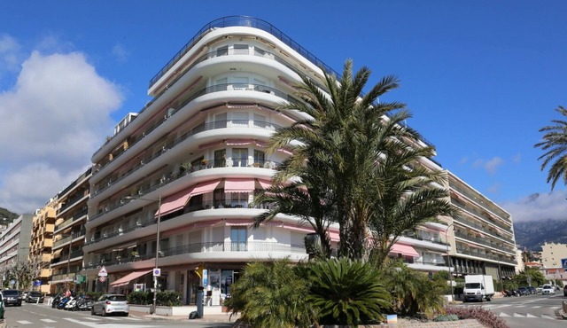 Between Monaco and Italy, in a building facing the sea, T2 renovated and fully equipped
