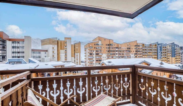 Central apt ski-in/out city view