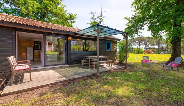 Chalet Bougainvillée – Beachside Retreat in a Lush Park