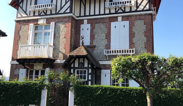Charming Anglo-Norman villa in Houlgate - 3 minutes from the beach (sleeps 8)