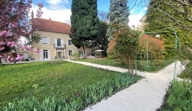 Charming house with garden in the heart of Lons-le-Saunier.