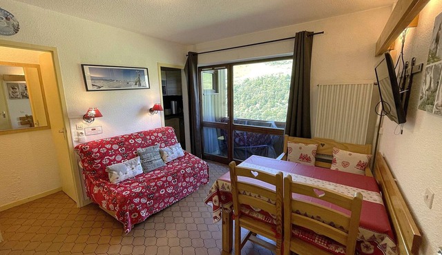 Cozy 4-Person Apartment, Ski-In/Ski-Out, West-Facing Balcony, Les Menuires
