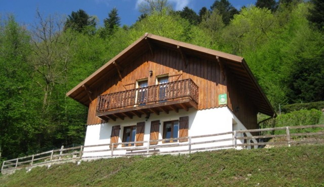 Hautes Vosges Le Ménil Chalet with barrel sauna