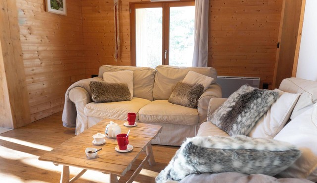 Holiday Apartment "Gite L'Esquirol" with Mountain View, Shared Garden & Wi-Fi