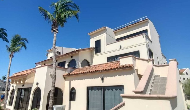 Incredible rooms at incredible prices in hotel zone. meters away from the beach!