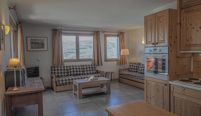 Light, bright 2 bed apartment for 6 people with lovely views and close to lifts