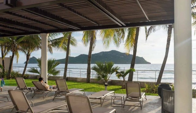 Luxury oceanfront condo | Golden Zone