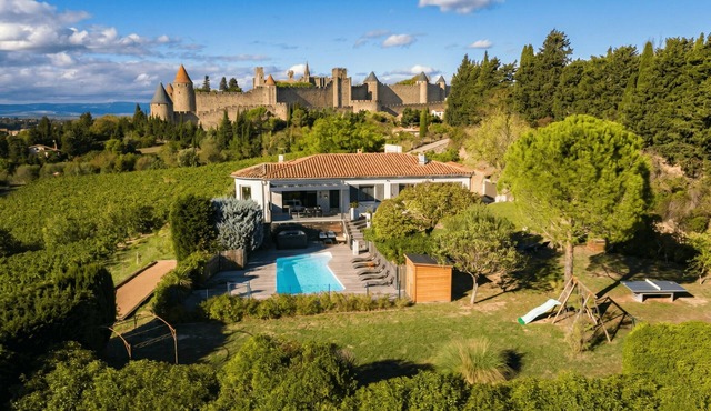 LUXURY VILLA · 200 m from Unesco Cité · pool, aircon, 2 jacuzzis