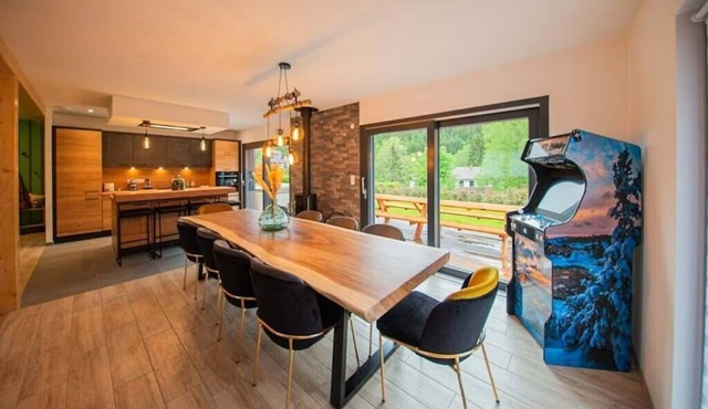 Maéva's Chalet: Jacuzzi and Terrace.