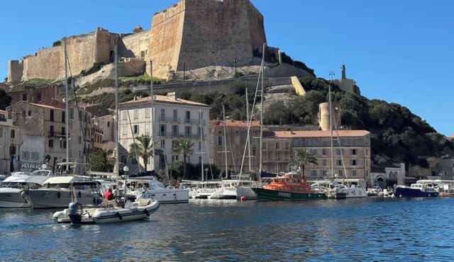 On the marina, superb 150m2/1,600 sq ft, with 2 terraces, A/C, parking & lift