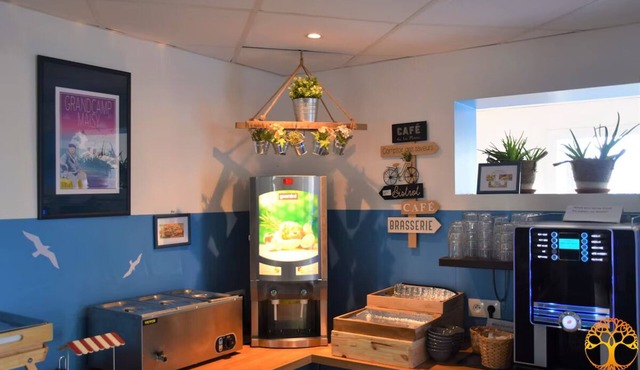 Pet-friendly Accommodation! Parking, Pool! Short Drive to Omaha and D-Day Beach!