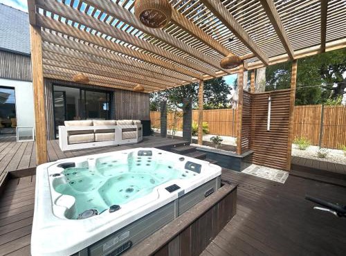 Popular Getaway - Luxury Villa with Pool