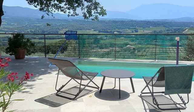 SMALL PROVENCAL FARMHOUSE FOR 2 PEOPLE MAX 6KM FROM VAISON IN A PEACEFUL SETTING FACING THE VENTOUX MOUNTAINS
