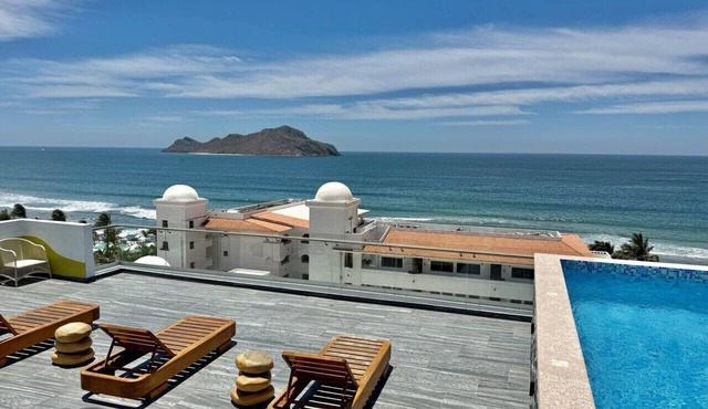 Steps from the beach, rooftop pool with grill