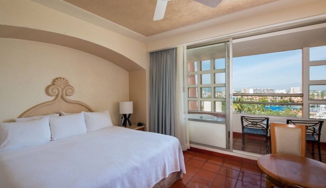 Stylish Studio with Balcony & Resort Amenities