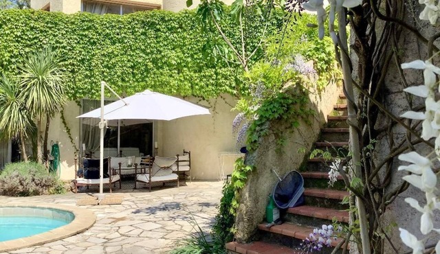 Sunny studio Cottage in private mature garden with pool, secure parking,