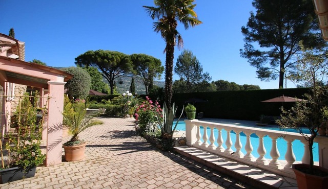 Villa Avec Piscine Gigantesque et Grand Jardin