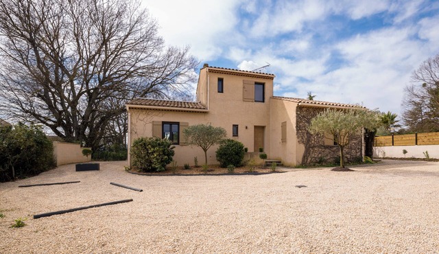 Villa with pool in the Lourmarin countryside